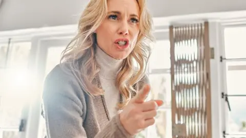 Žena počas hádky ukazuje prstom a hovorí so zjavnou emóciou