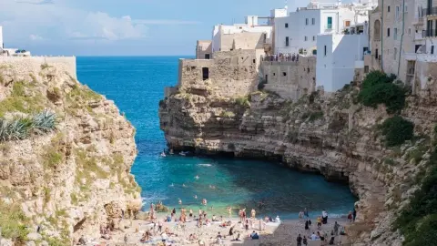 Polignano a Mare – zátoka s plážou medzi historickými útesmi v Apúlii, obľúbená medzi miestnymi Talianmi