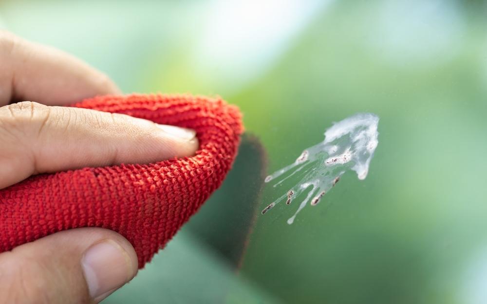 Čistenie vtáčieho trusu z auta mäkkou handričkou