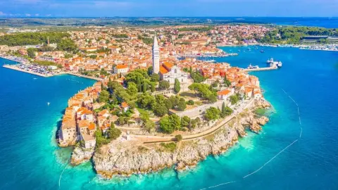 Letecký pohľad na historické mesto Rovinj na Istrii obklopené tyrkysovým morom