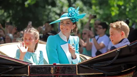 Princezná Charlotte, Kate Middleton a princ George počas kráľovského sprievodu v koči