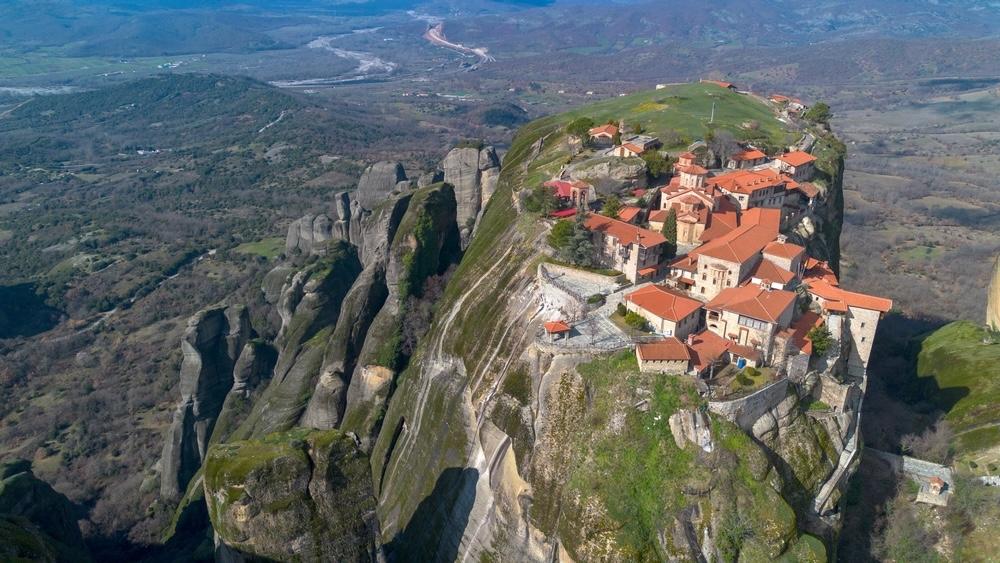 Kláštory Meteora postavené na vrchole skalného masívu s výhľadom na grécku krajinu