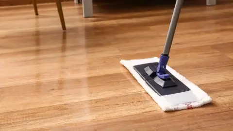 Čistenie laminátovej podlahy mopom pre žiarivý lesk