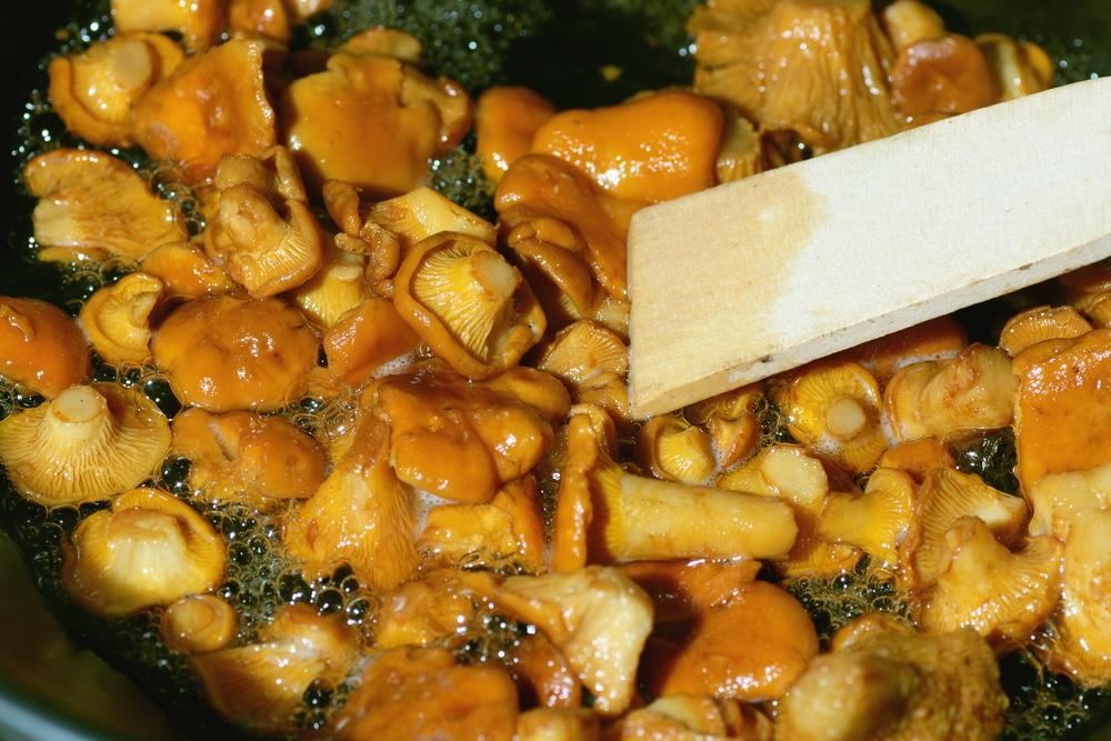 Kuriatka smažené na prepustenom masle s drevenou vareškou v panvici