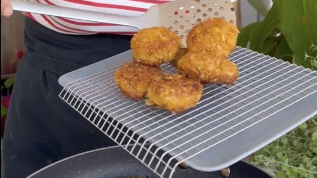 Chrumkavé domáce kuracie nuggetky odložené na mriežke po vysmažení.