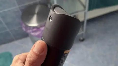 Prázdny obal od dezodorantu pripravený na recykláciu.