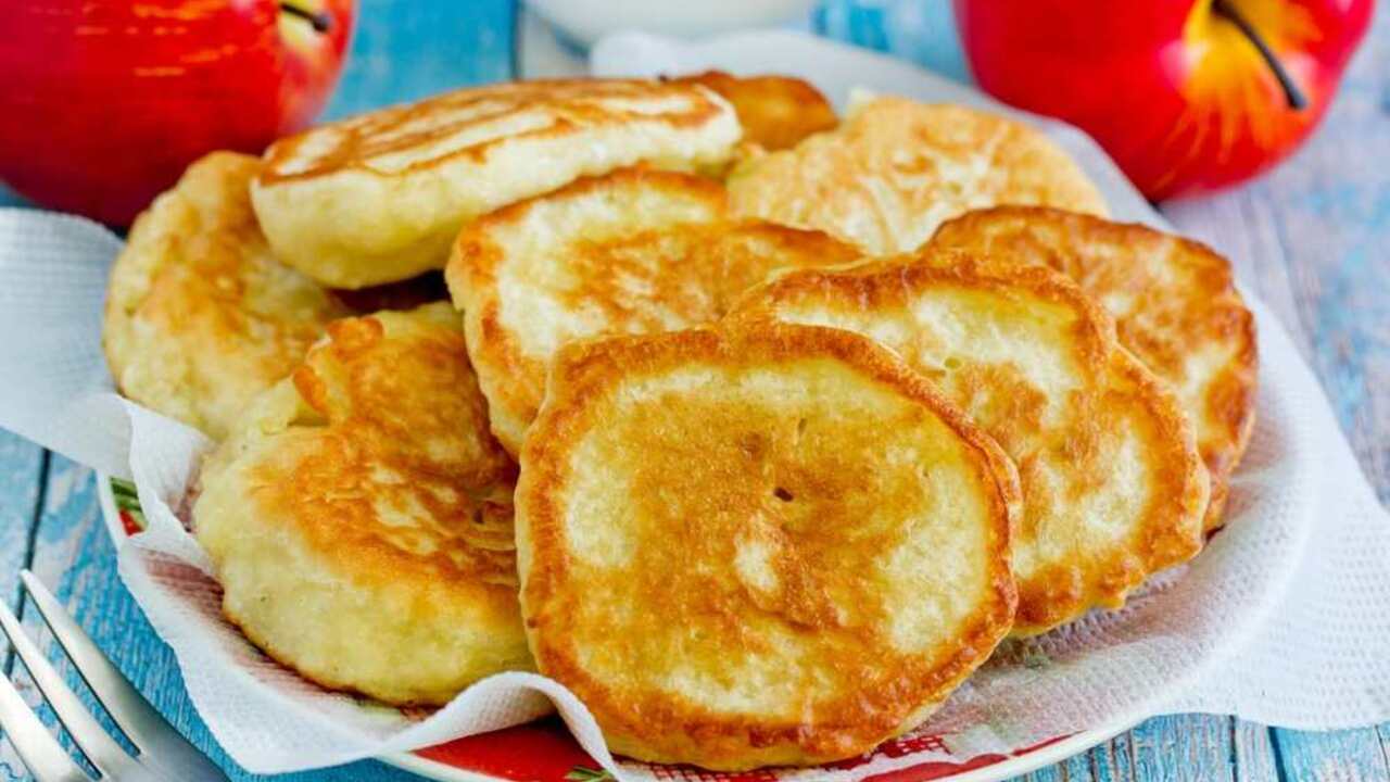 Čerstvo usmažené jablkové lievance na tanieri pripravené na podávanie.