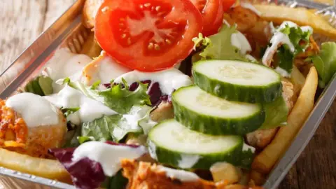 Tradičný holandský kapsalon s hranolkami, mäsom a zeleninou