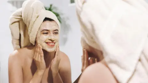 Žena si nanáša domácu masku na tvár