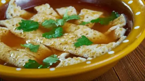 Rakúska frittatensuppe – kuracia polievka s pásikmi palaciniek a bylinkami