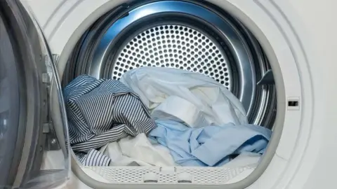 Oblečenie v bubne sušičky pripravené na sušenie