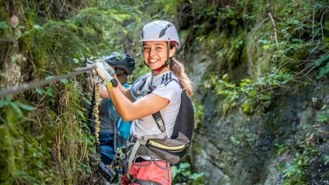 Turistka s výstrojom na via ferrata trase v Slovenskom raji