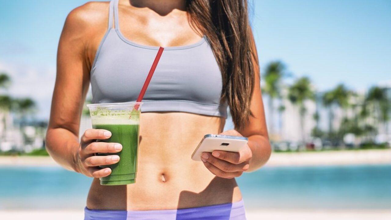 Modelka s pohárom čerstvej šťavy v ruke.