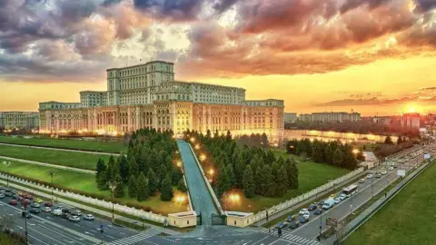 Palác parlamentu v Bukurešti pri západe slnka – najväčšia administratívna budova v Európe