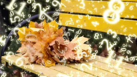 Jesenné lístie na lavičke a magické čísla – symbolika horoskopu a numerológie jesene 2025.