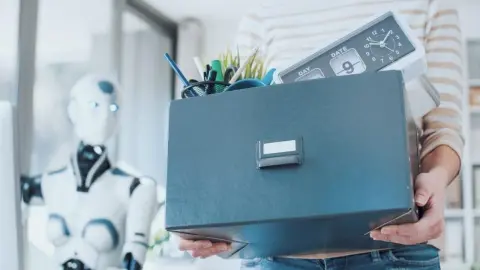Robot nahrádza človeka v práci – symbol budúcnosti, kde umelá inteligencia ohrozuje pracovné miesta.