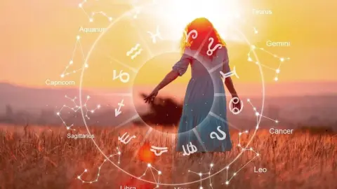 Žena v jesennej prírode s astrologickými symbolmi zverokruhu v popredí