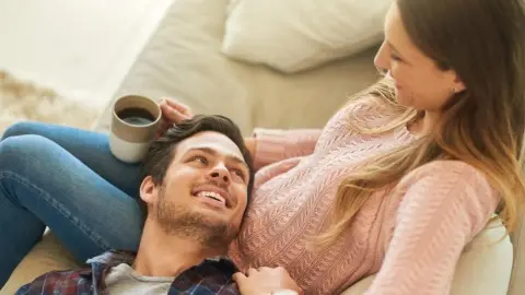 Usmiata dvojica diskutujúca o vzťahu v pohodovej atmosfére.