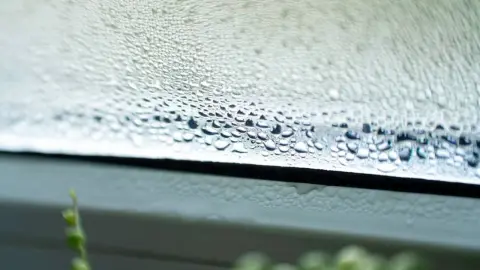 Zarosené okno s kvapkami vody na skle