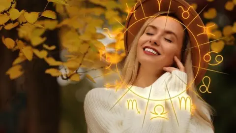 Usmiata žena v jesennej prírode s astrologickými symbolmi zverokruhu v popredí