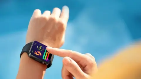 Smart hodinky sledujúce počet krokov a aktivitu počas dňa