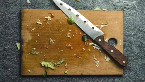 Kuchynská doska na krájanie so zeleninou a nožom