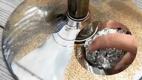 Odstraňovanie hrdze pomocou Coca-Coly a alobalu – záber z populárneho videa na TikToku
