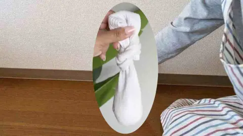 Čistenie líšt pomocou ponožky naplnenej ryžou – jednoduchý domáci trik bez ohýbania chrbta
