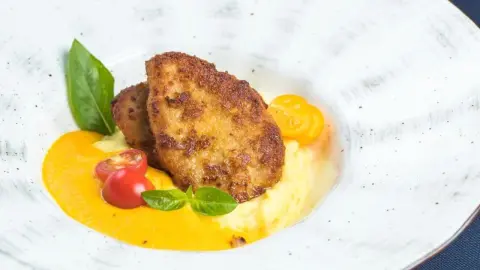 Mleté rezne s tekvicovou omáčkou na tanieri