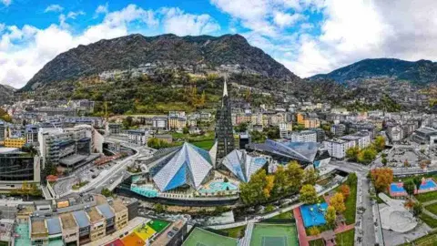 Letecký pohľad na Andorra la Vella, hlavné mesto Andorry, obklopené horami Pyrenejí medzi Francúzskom a Španielskom.