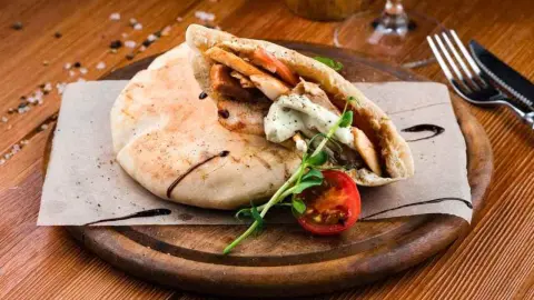 Domáci kebab v pita chlebe so zeleninou a omáčkou