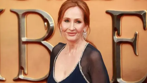 J.K. Rowling vystupuje na podujatí a hovorí k publiku.