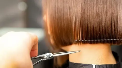 Strih blunt bob – kaderník skracuje vlasy do rovnej línie, ktorá opticky zahusťuje účes.