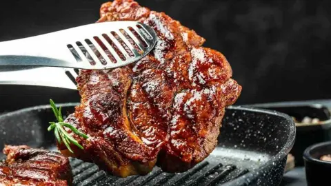 Dokonale opečený steak na rozpálenej panvici, pripravený za pár minút
