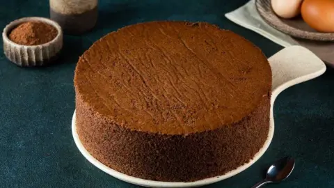Čokoládový piškótový korpus – recept na nadýchaný koláč, ktorý sa nikdy neprepadne