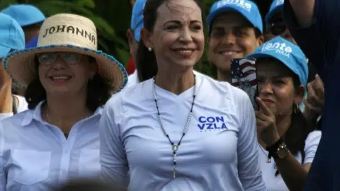 Venezuelská opozičná líderka María Corina Machado počas verejného zhromaždenia v Caracase, obklopená svojimi podporovateľmi.