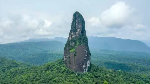 Pico Cão Grande na ostrove Svätý Tomáš – ikonický vulkanický vrchol týčiaci sa nad hustým dažďovým pralesom