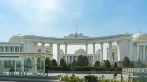 Monumentálna budova Štátneho kultúrneho centra a Národnej knižnice v Ašchabade, hlavnom meste Turkmenistanu.
