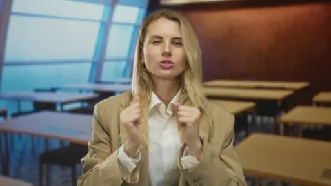 Sebavedomá žena gestikuluje počas prezentácie, prejavuje istotu a autoritu.