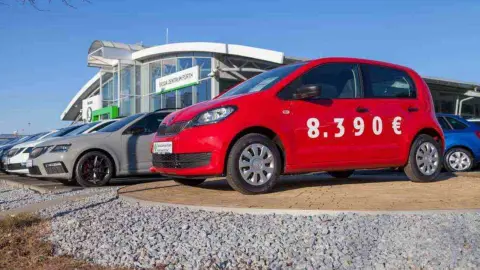 Moderný autosalón s vystavenými novými autami v Európe.