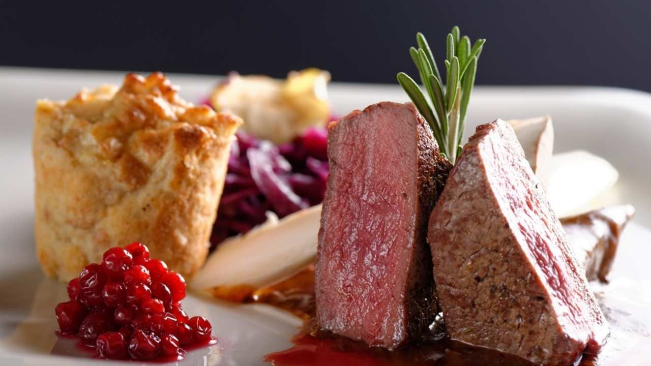 Pečená divina s brusnicovou omáčkou, kapustou a domácou žemľovou knedľou