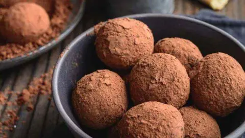 Mini tiramisu guľky obalené v kakau, elegantne uložené v miske.