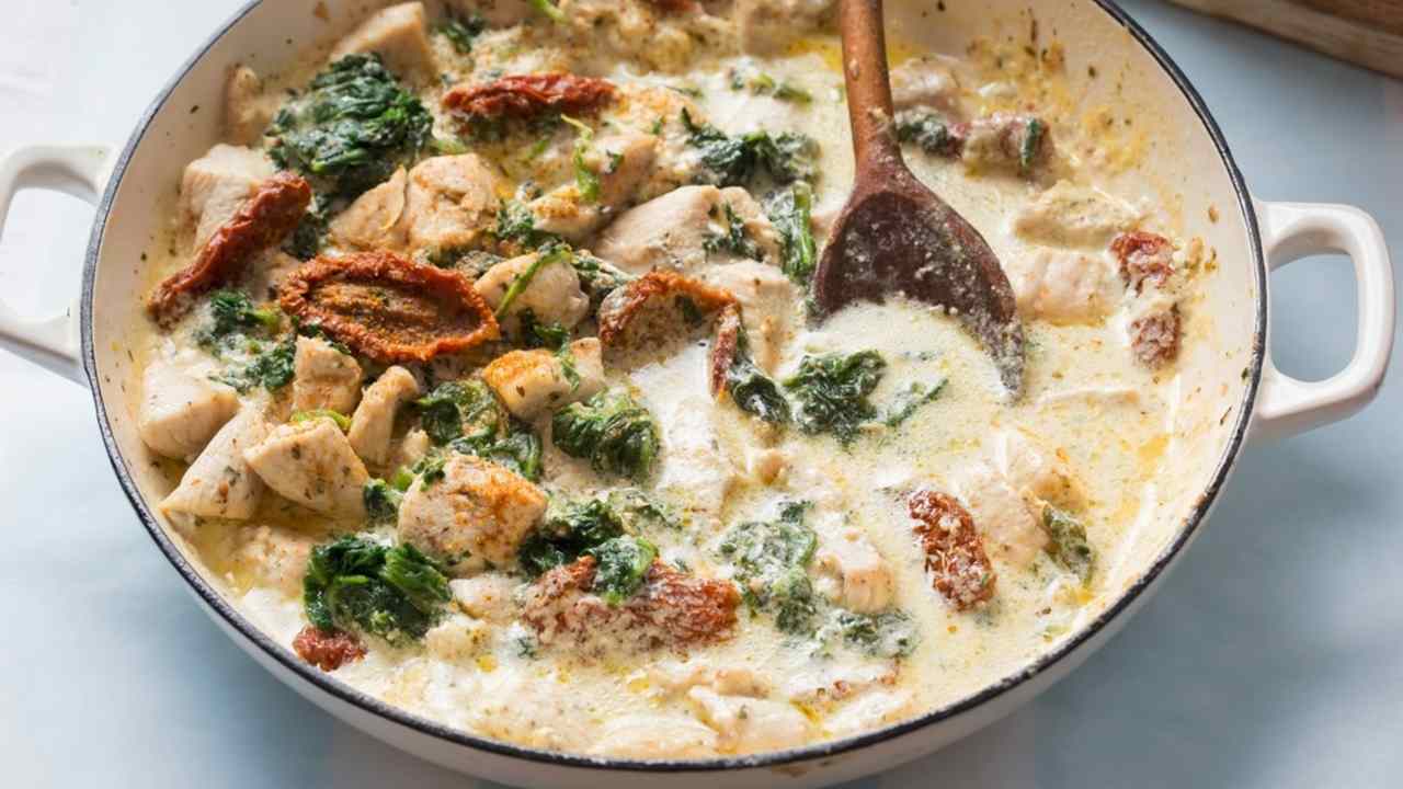 Toskánske kurča v krémovej omáčke so špenátom a sušenými paradajkami na panvici