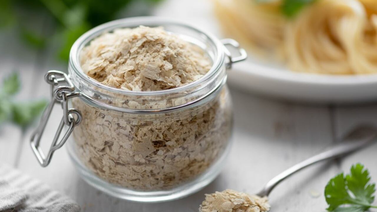 Lahôdkové droždie v sklenenej nádobe, pripravené ako zdravá posýpka do jedál.