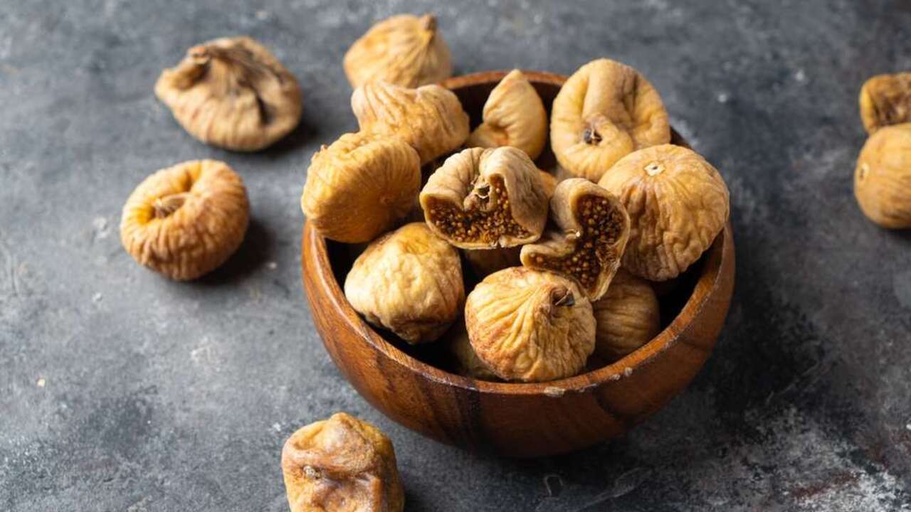 Miska sušených fíg na tmavom stole ako zdravá náhrada sladkostí