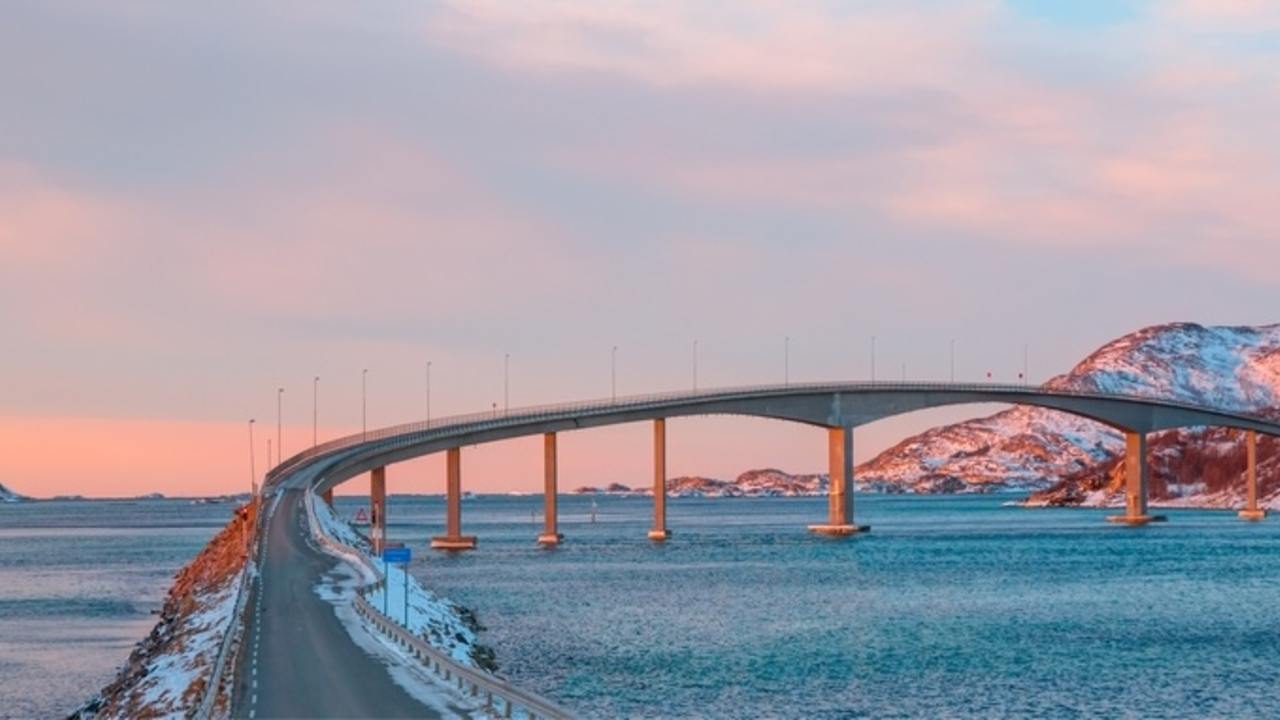 Most Sommarøybrua s hodinkami zavesenými ako symbolom života bez času.