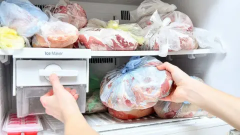Mrazené mäso uložené v priehradke mrazničky