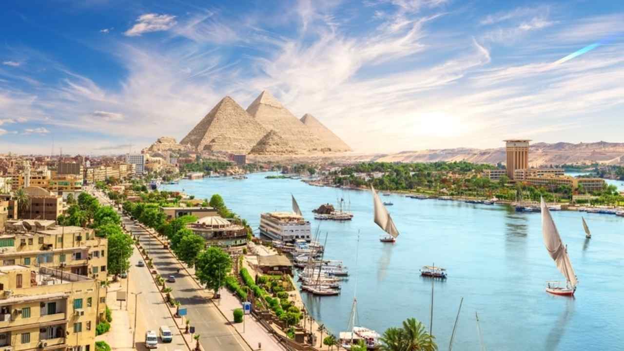 Pyramídový komplex v meste Asuán pri Níle, pohľad z vtáčej perspektívy, Egypt