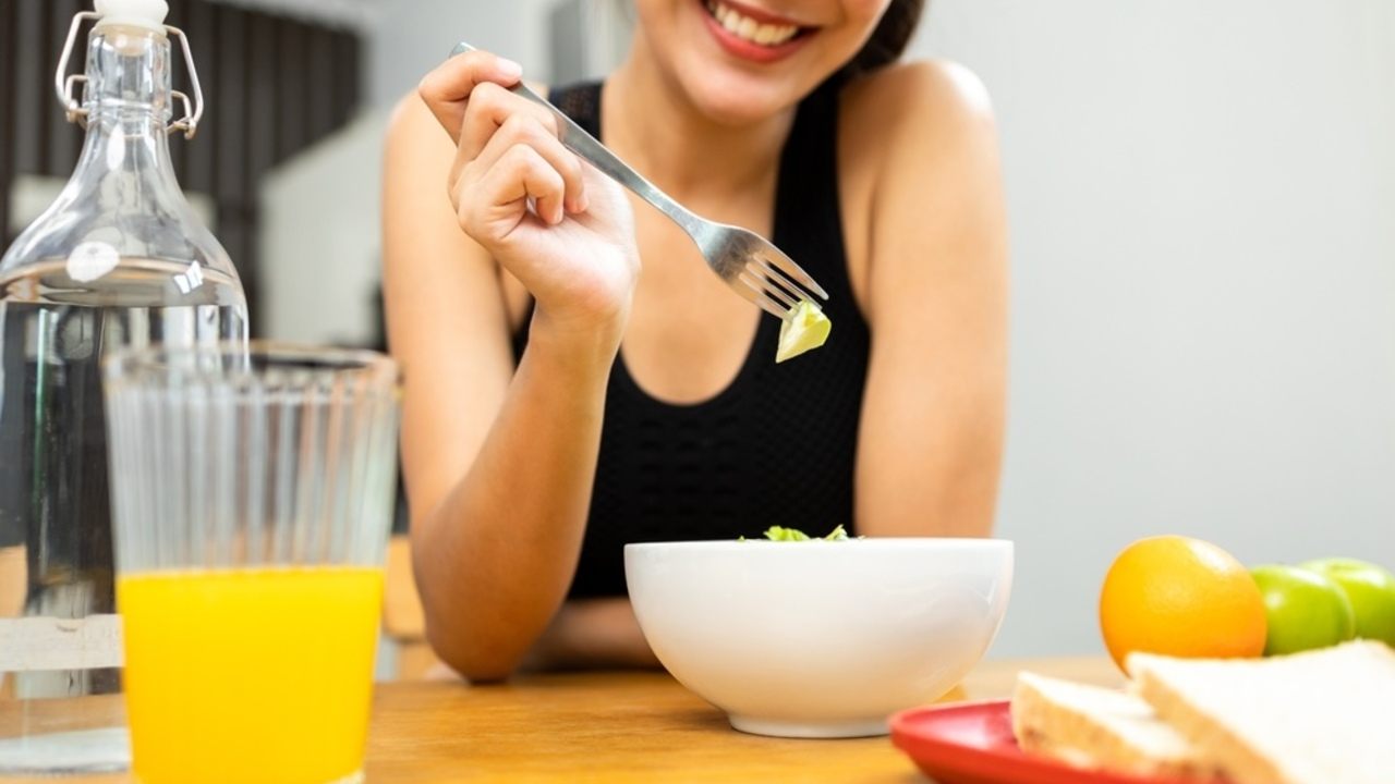 Žena začína svoje jedlo šalátom ako súčasť metódy správneho poradia jedenia.