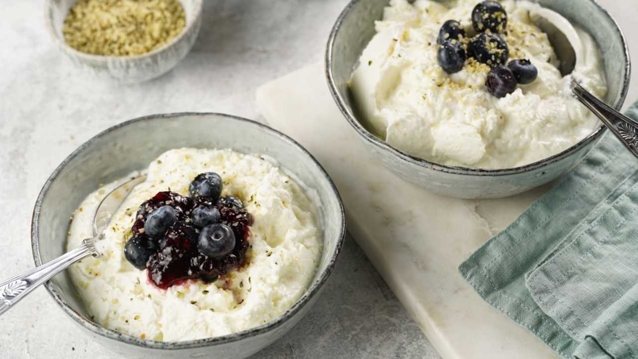 Miska hustého skyru s čerstvým ovocím ako zdravšia alternatíva jogurtu